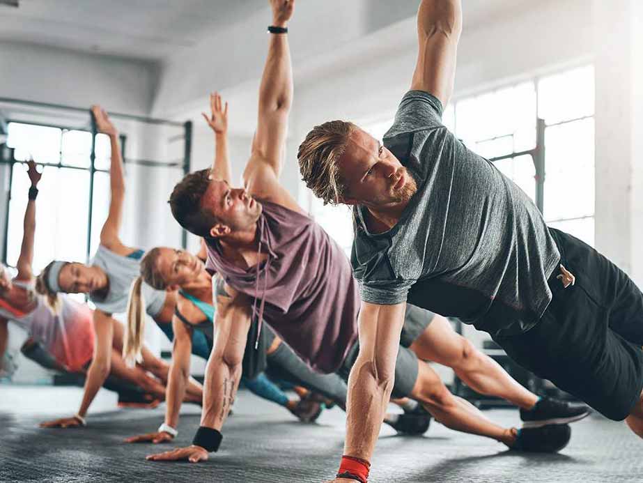 28379259_1012795345525888_9212460899523250898_n Fem personer i träningskläder tränar ihop.